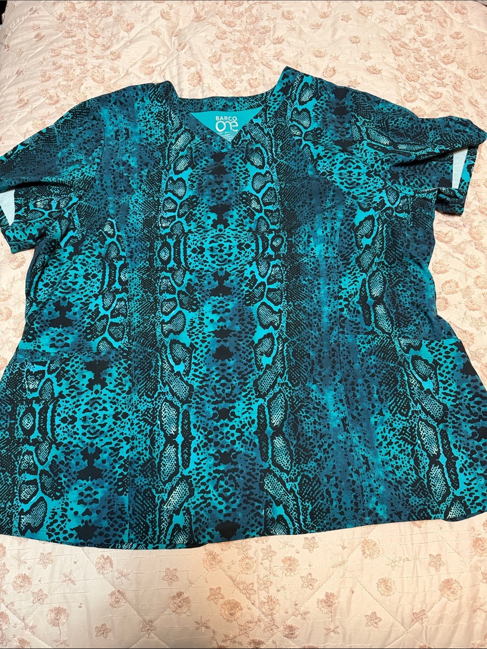 Barco One Python Play Women's 4-Pocket STRETCH V-Neck Print Scrub Top size 3x